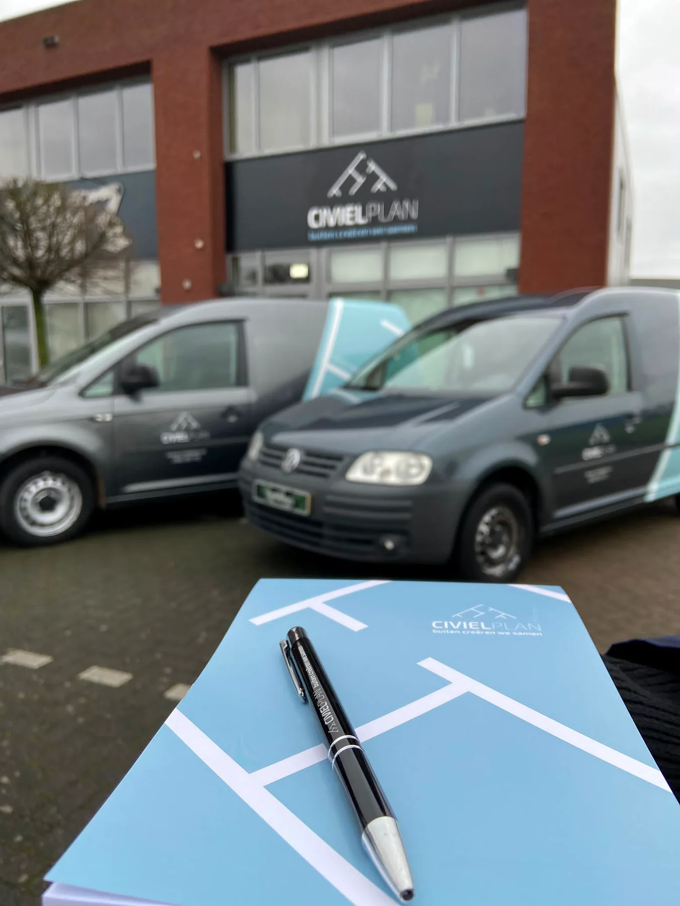 Complete huisstijl van CivielPlan toegepast op gevel, bedrijfswagens en drukwerk