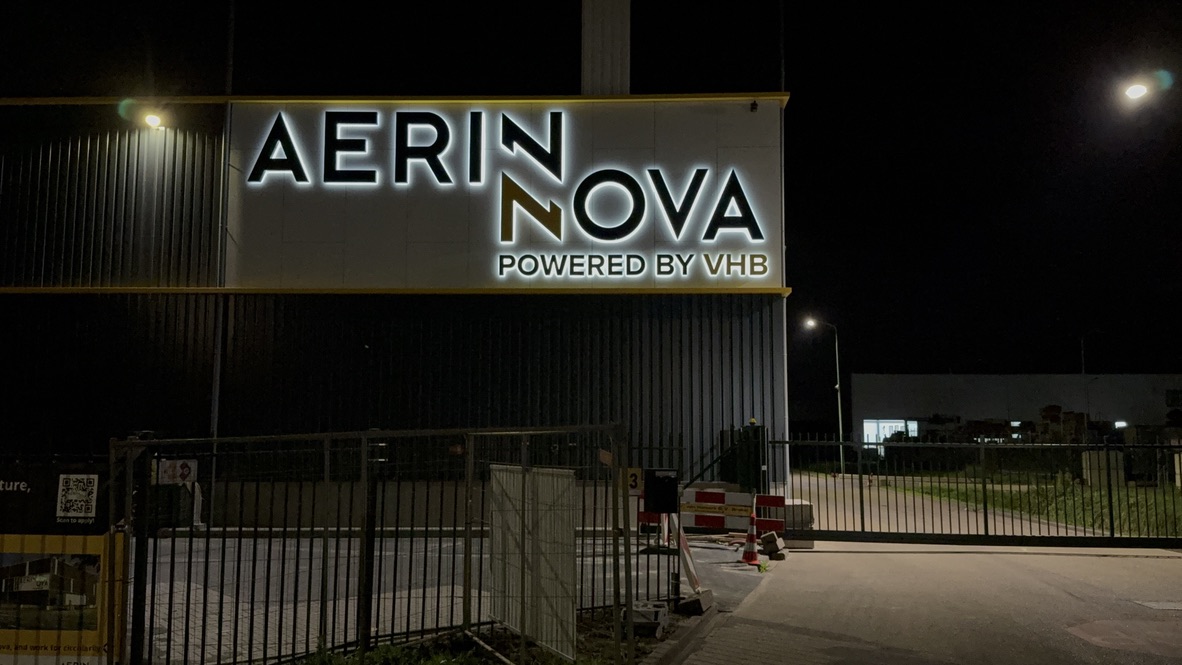 Verlichte Aerin Nova gevelletters in de nacht