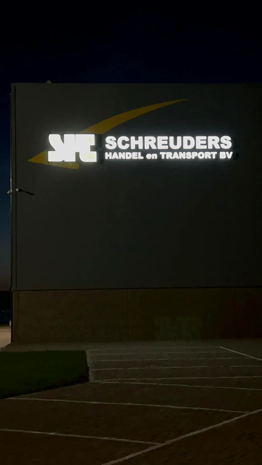 Verlichte gevelletters voor Schreuders Handel en Transport
