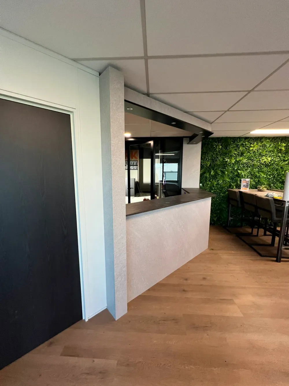 Dezelfde kantoorbalie na Re-Style met granietlook en donkere accenten