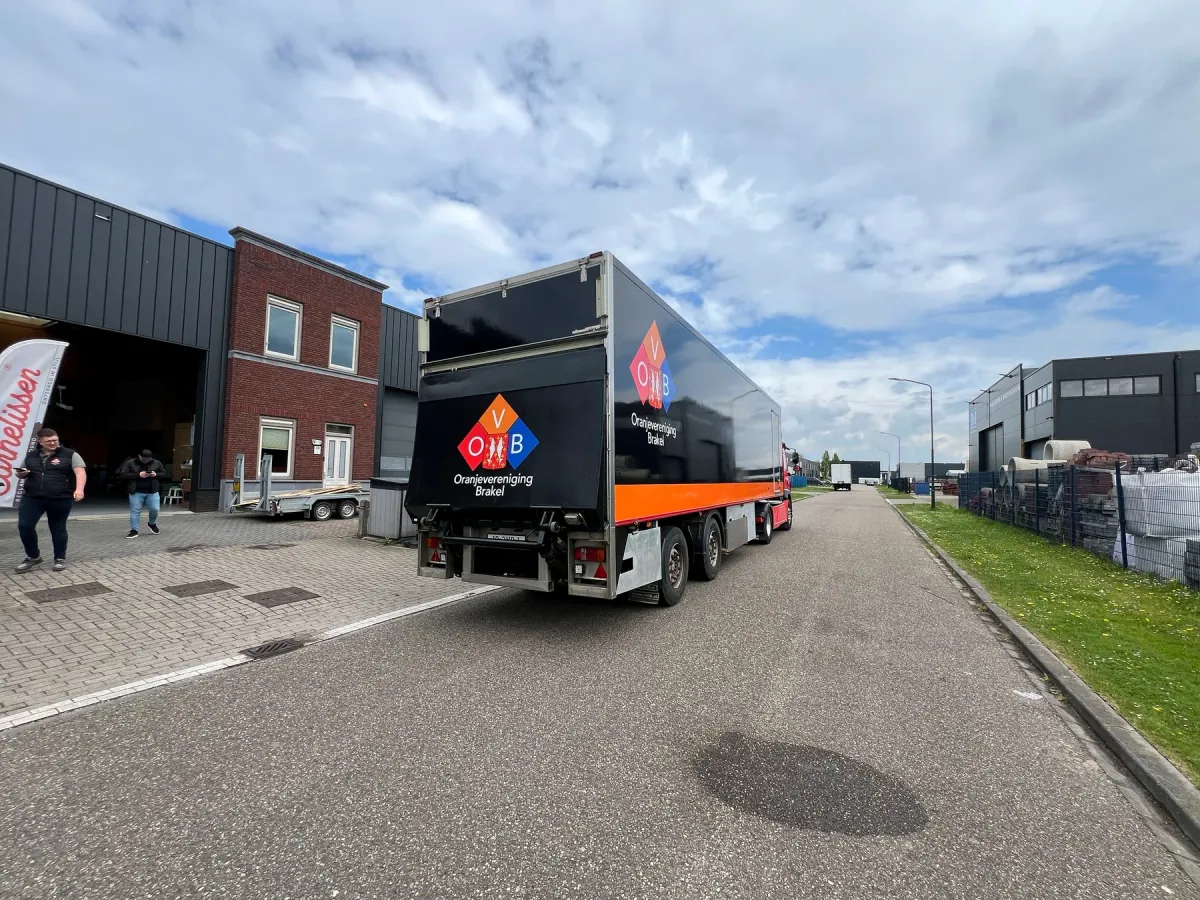Afgeronde zwart-oranje trailerwrap voor Oranjevereniging Brakel