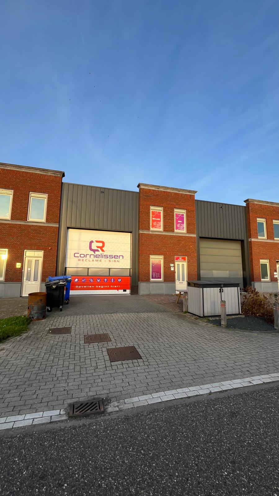 Voorzijde van Cornelissen Reclame aan de Productiestraat in Giessen
